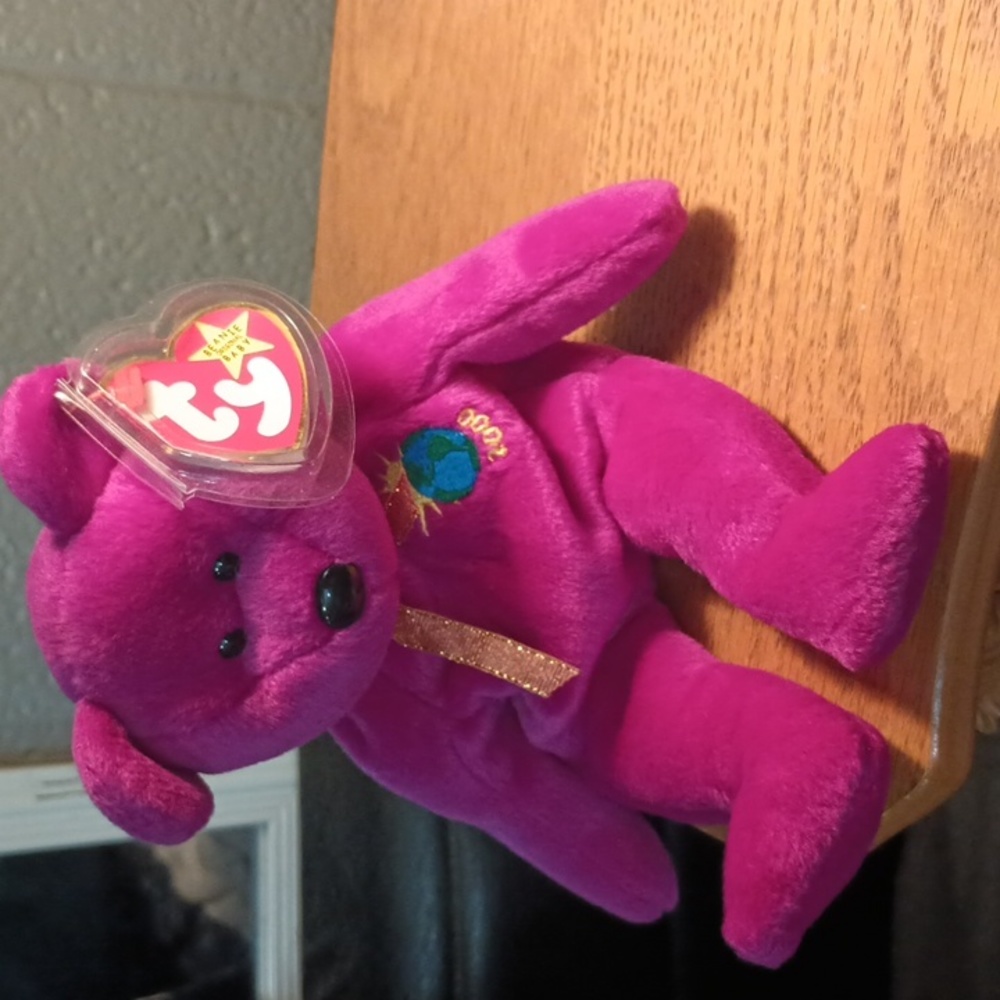 Ty beanie baby millennium bear,very good condition,tags,errors..there's a set